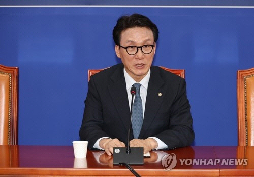 더불어민주당 12·3 윤석열 내란사태 특별대책위원회 위원장인 김민석 최고위원이 6일 서울 여의도 국회에서 취재진 브리핑을 하고 있다. [연합뉴스]